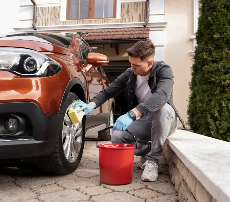 Lavage auto à domicile Bujaleuf : professionnel intervenant sur un véhicule